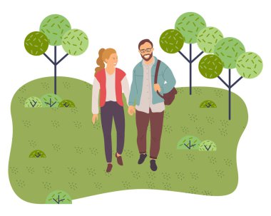 Parkta yürüyen bir çift. Yaz bahçesinde el ele tutuşan genç adam ve kadın, romantik yürüyüş