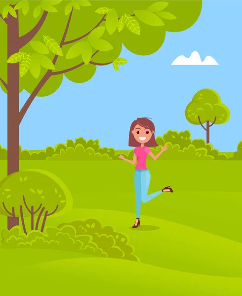 Menina sorridente jovem vestindo camiseta rosa e jeans, sapatos de salto alto andando no parque na grama verde — Vetor de Stock