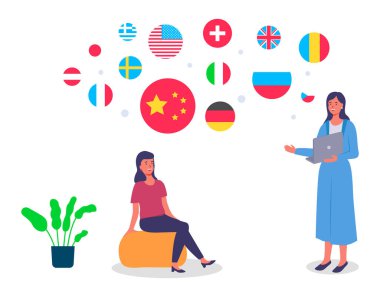 Ofiste dizüstü bilgisayarı olan seyahat acentesinden bir kadın müşteriye...