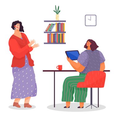 Ofis konsepti iş yeri. Patroniçe masada oturmuş müdürle iletişim kuruyor.