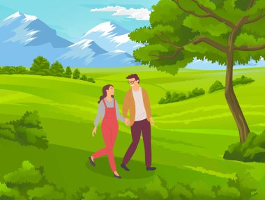Parkta yürüyen bir çift. Genç adam ve kız el ele tutuşuyorlar yaz bahçesinde yürüyorlar, romantik yürüyüş