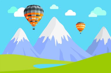 Bulutlar ve çizgili sıcak hava balonları mavi bulutlu gökyüzüne karşı. Sıcak hava balonu festivali
