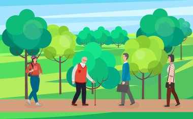 İnsanlarla sıcak sezon parkı bölgesi. Geniş bir halk bahçesi, yeşil çimenler ve ağaçlarla kaplı bir arazi.