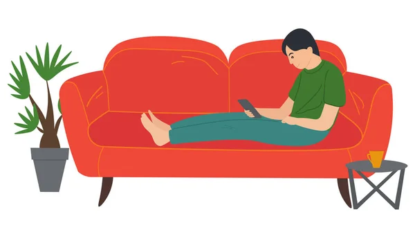 Ein Mann liegt auf dem Sofa und hält ein Smartphone in der Hand. Entspannen zu Hause Konzept Vektor flaches Design — Stockvektor
