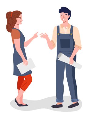 Üniformalı iş arkadaşları iletişim kuruyor, kağıt parçalarıyla ayakta duruyorlar.