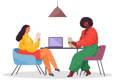 Ofis çalışanlarıyla iletişim kuran, masadaki dijital tabletli Afrikalı kadın meslektaşıyla konuşuyor.