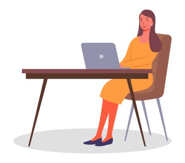 Dizüstü bilgisayarla çalışan şık bir kadın, masa başında oturan ve bilgisayar başında yazan bir iş kadını.