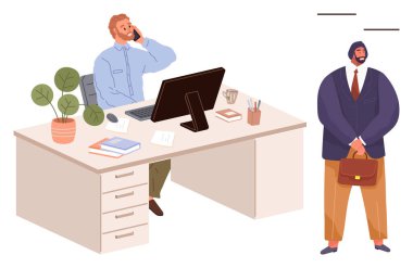Ofis masasında oturan adam saksı bitkisi, bilgisayar ve kırtasiye malzemelerinin yanında telefonla konuşuyor. Ayakta duran kişi çantayı tutar ve bekler. Takım çalışması, iletişim, ofis senaryoları ve iş için ideal.