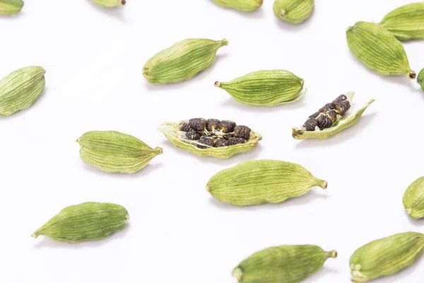 Beyaz arka plan üzerinde Kakuleden baharat Görünümü Kapat 