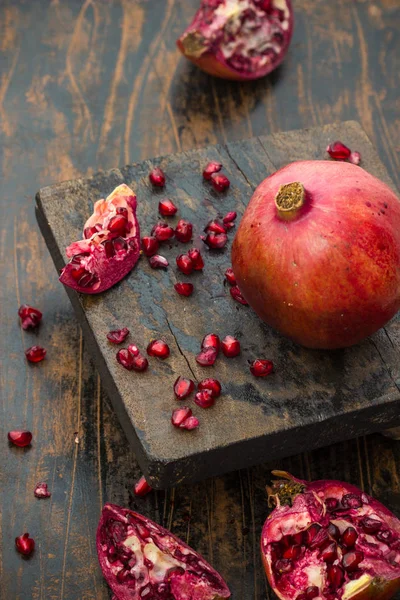 Ahşap tahta üzerinde olgun nar Görünümü Kapat