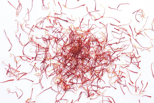 safran beyaz arkaplanda izole edildi