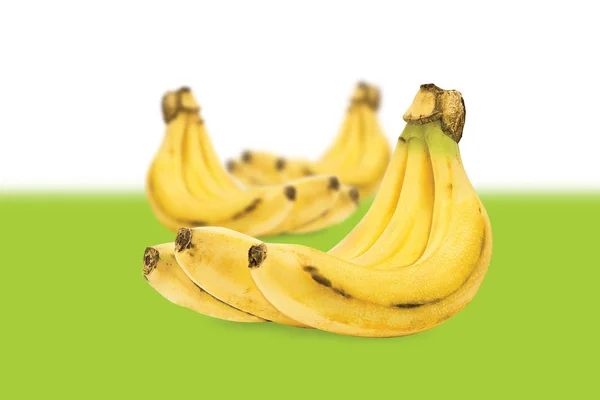 Renkli arka planda muz meyveleri