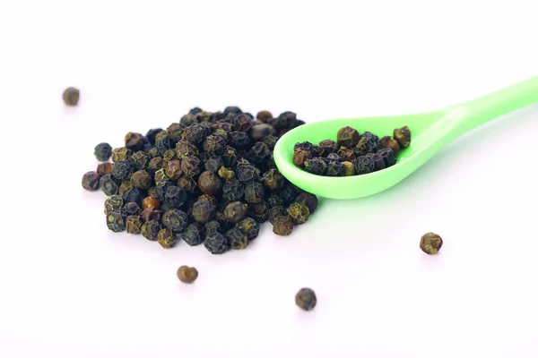 Beyaz arka plan üzerinde izole karabiber tohumu