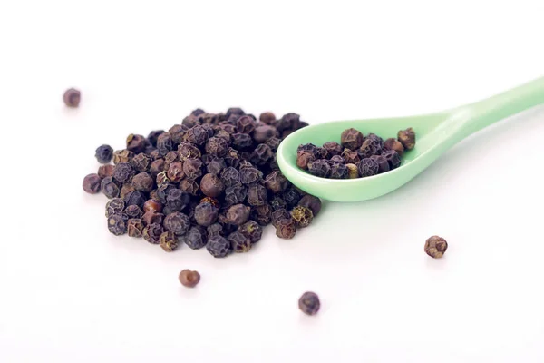 Beyaz arka plan üzerinde izole karabiber tohumu