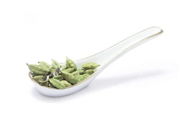 Beyaz arka planda izole Cardamon baharat yakın görünümü 