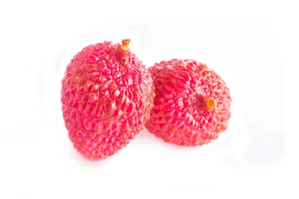 Beyaz arka planda izole kırmızı Lychee meyveler 