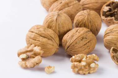 Beyaz arka planda izole edilmiş çiğ ceviz yığını