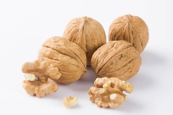 Beyaz arka planda izole edilmiş çiğ ceviz yığını