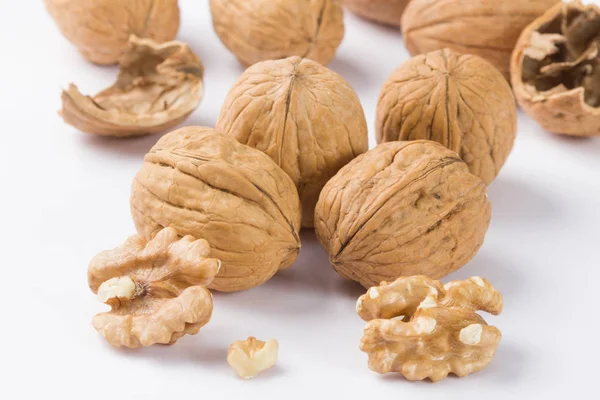 Beyaz arka planda izole edilmiş çiğ ceviz yığını