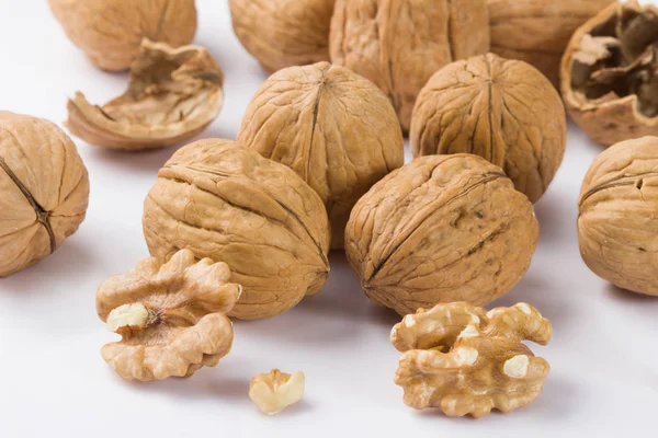 Beyaz arka planda izole edilmiş çiğ ceviz yığını