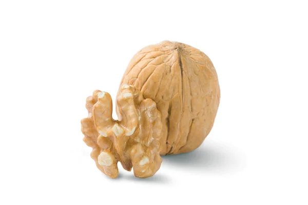 Beyaz arka plan üzerinde izole ham ceviz