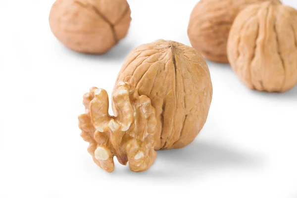 Beyaz arka planda izole edilmiş çiğ ceviz yığını