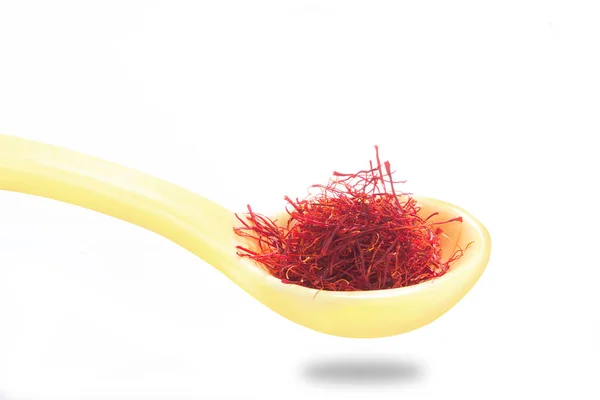 Beyaz arka planda izole sarı kaşıkkuru safran baharat