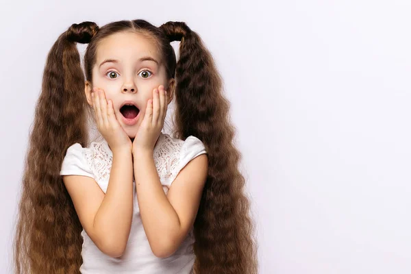 Piccola Ragazza Stupita Aperto Bocca Palme Sulle Guance Sfondo Bianco — Foto Stock