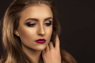 Şaşırtıcı genç kadın ile parlak yapmak bakmak. Mükemmel cilt ve beautyful saç. Kırmızı dudaklar