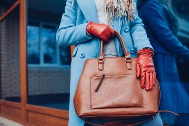 Güzellik ve moda. Ceket ve eldiven giyen şık şık kadın, kahverengi çanta çanta tutan