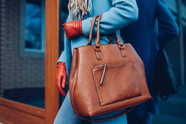 Güzellik ve moda. Ceket ve eldiven giyen şık şık kadın, kahverengi çanta çanta tutan