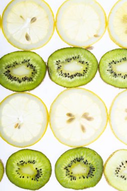 Limon ve kivi ile arka plan. Sulu limon ve kivi üstten görünüm dilim