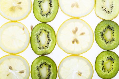 Limon ve kivi ile arka plan. Sulu limon ve kivi üstten görünüm dilim