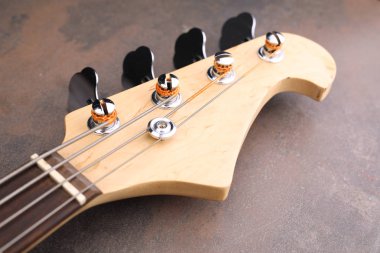 Elektrik gitar. Stringing için dizeleri, bir elektrik gitar yapımı