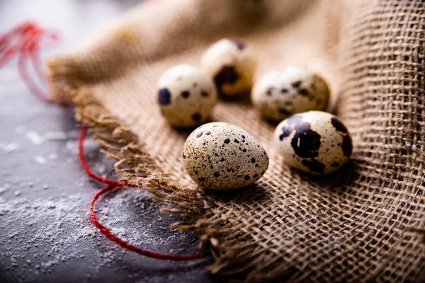 Экологические перепелиные яйца, природный состав яиц — стоковое фото