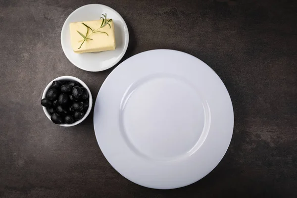 Configuração de mesa para uma refeição. Placa branca , — Fotografia de Stock