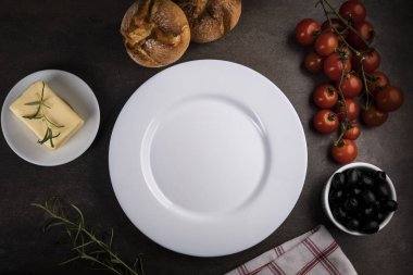 Tablo ayarı. Masada beyaz plaka ve yemek malzemeleri.