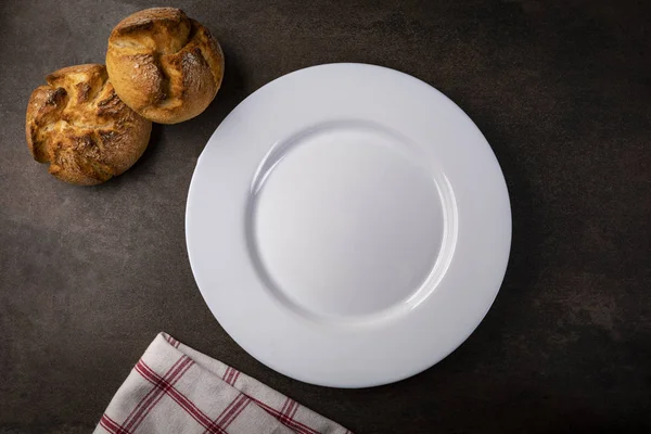 Накрываем стол. Белая тарелка и ингредиенты питания на столе . — стоковое фото