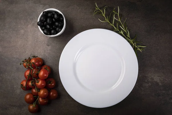 Prato branco, mesa para uma refeição . — Fotografia de Stock