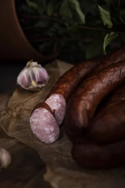 Saucisse fumée. Saucisse naturelle traditionnelle, saucisse familiale — Photo