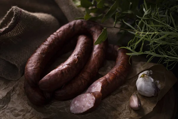 Une fine saucisse fumée. Produits de saucisses traditionnels . — Photo