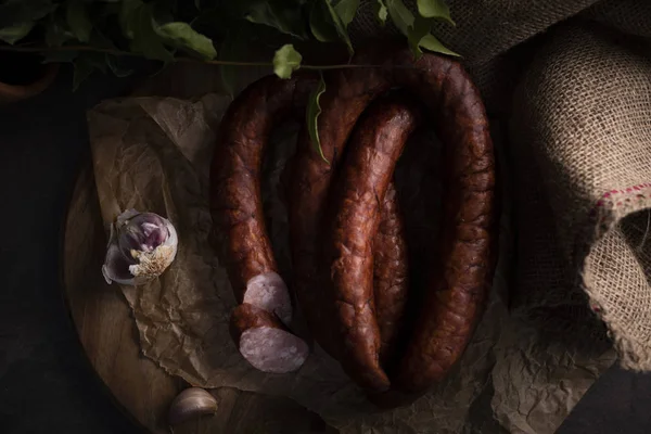 Une saucisse fumée fine maison. Saucisse naturelle traditionnelle — Photo