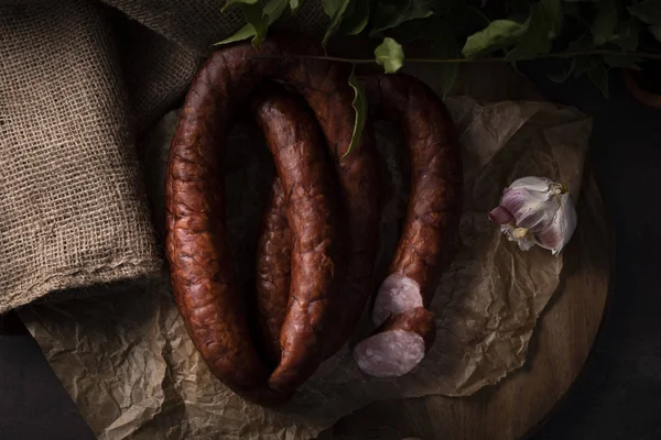 Une saucisse fumée fine maison. Saucisse naturelle traditionnelle — Photo