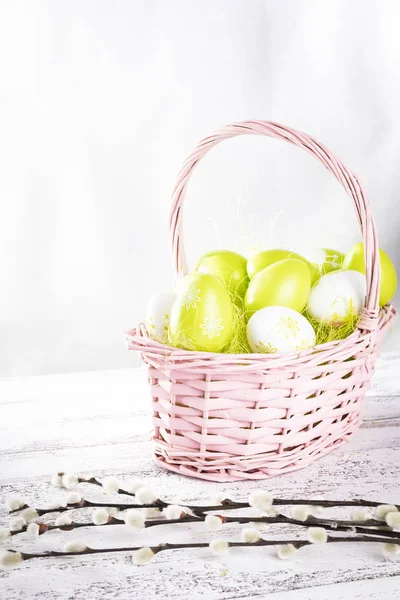 Easter decorations. A warm Easter wicker basket, sands and colorful palms. — Stock Photo, Image