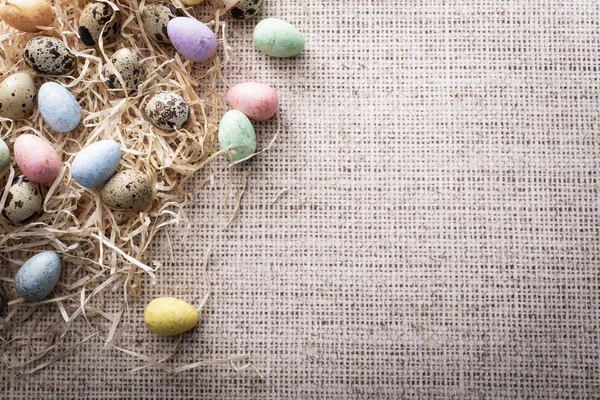 Easter, colorful quail eggs on a linen background. — Stock Photo, Image