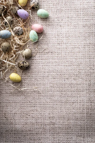 Colorida Pascua, coloridos huevos de codorniz sobre un fondo de lino . —  Fotos de Stock