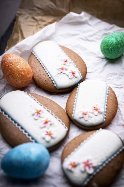 Iced egg cookies. Easter pastries, butter cookies. — Stock Photo, Image