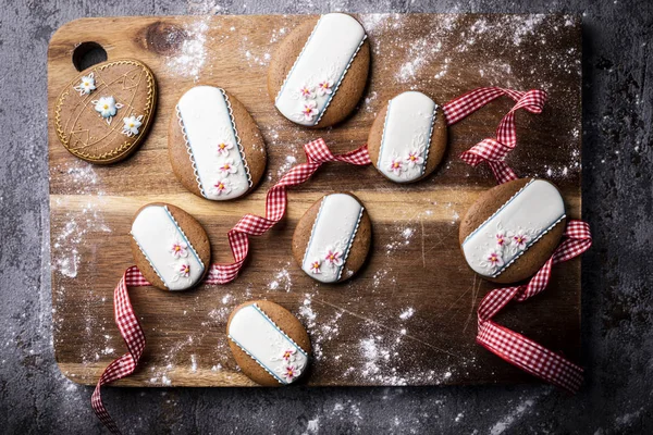 Easter shortbread cookies with icing. Traditional homemade cookies — Stock Photo, Image
