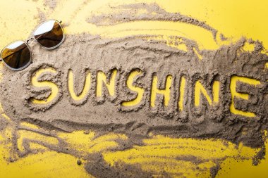 Güneş. Kumdaki yazıt. Kum üzerinde bir yazıt ile arka plan