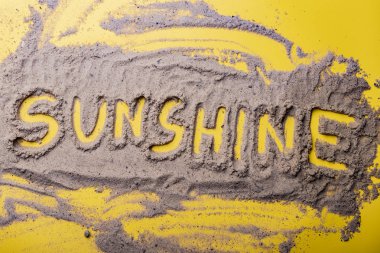 Güneş. Kumdaki yazıt. Kum üzerinde bir yazıt ile arka plan